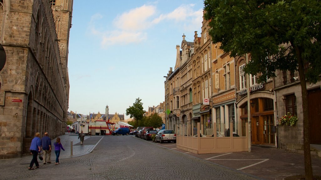 Ypres Market Square caracterizando arquitetura de patrimônio e uma praça ou plaza