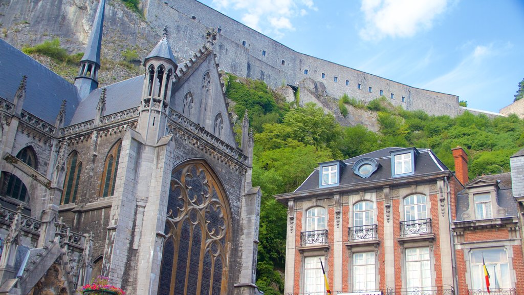 Katedral Dinant menunjukkan arsitektur kuno dan gereja atau katedral