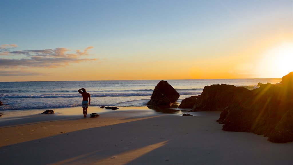 Byron Bay mostrando una puesta de sol, una playa de arena y vistas generales de la costa