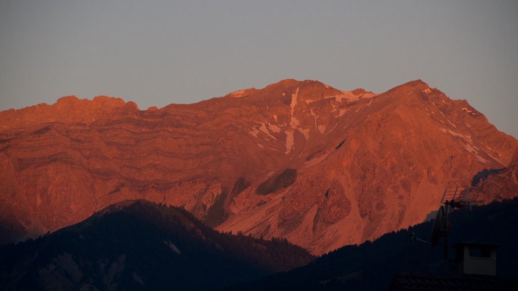 Sauze d\'Oulx som omfatter bjerge og en solnedgang