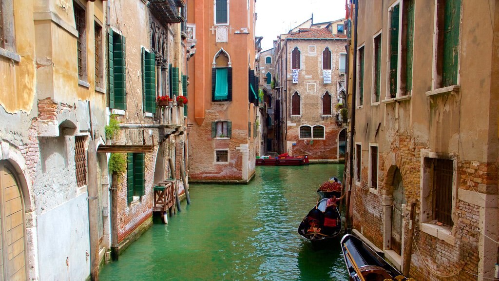 Venecia que incluye arquitectura patrimonial, una casa y un lago o espejo de agua