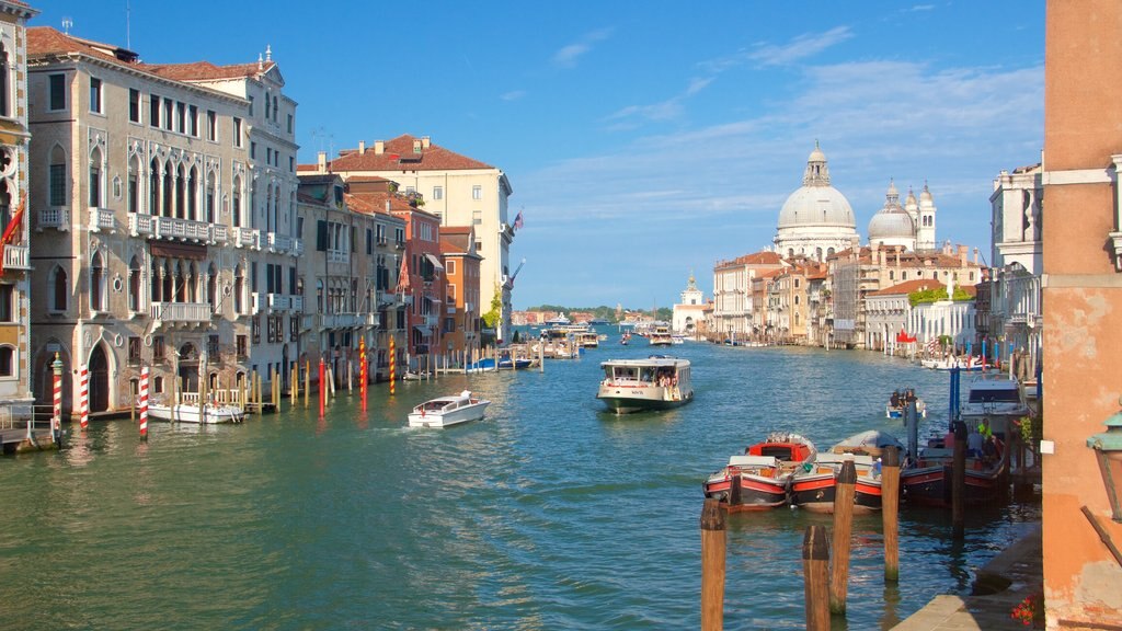 Veneza caracterizando arquitetura de patrimônio e canoagem