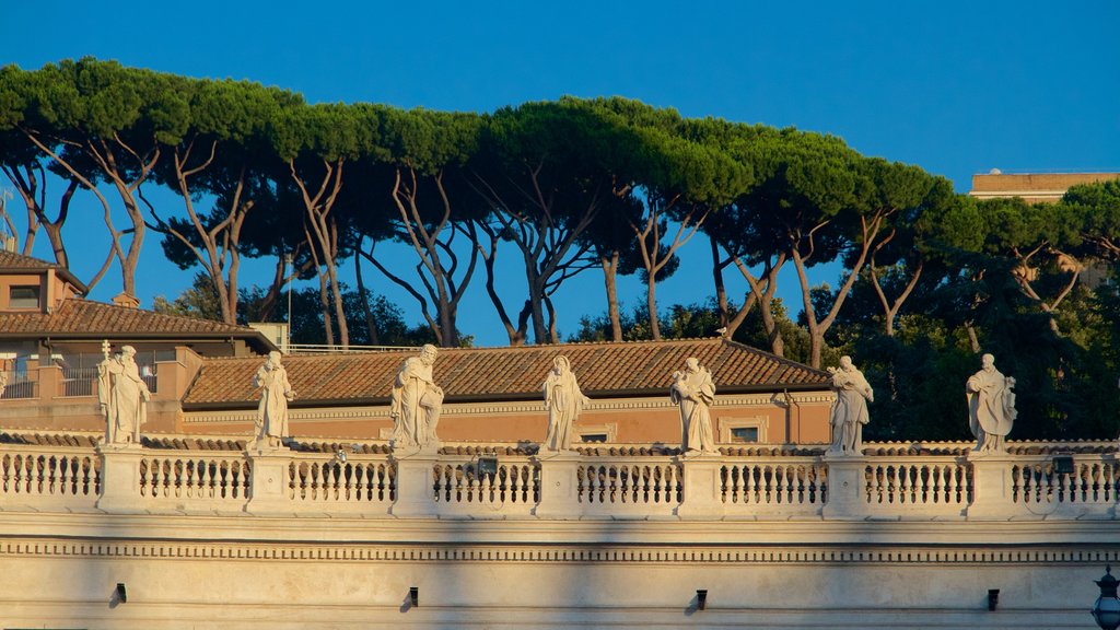 Piazza San Pietro showing a statue or sculpture