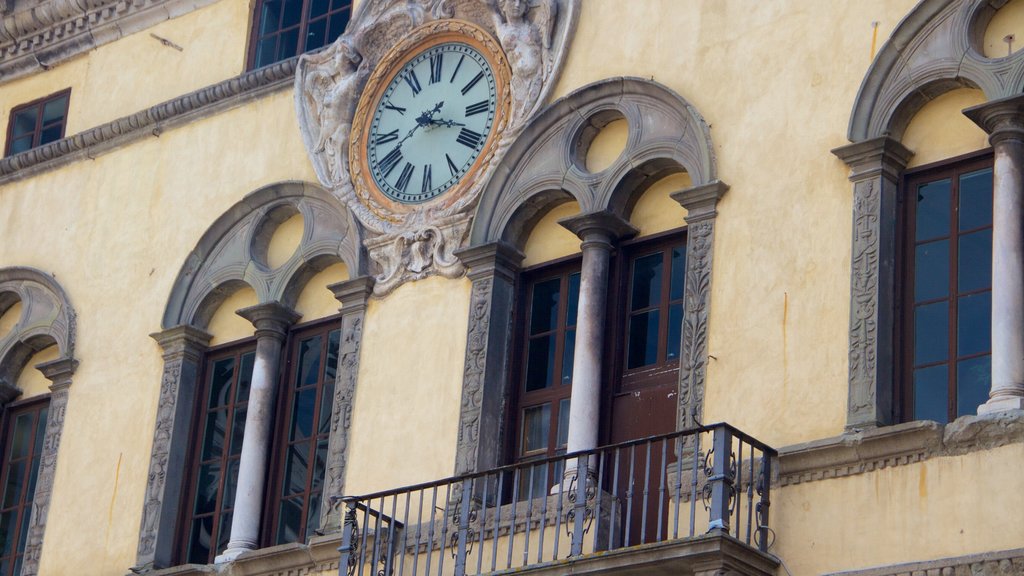 Iglesia de San Miguel en Foro que incluye arquitectura patrimonial