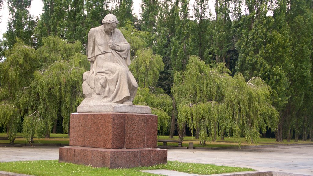 Berlin montrant une place publique et une statue ou une sculpture