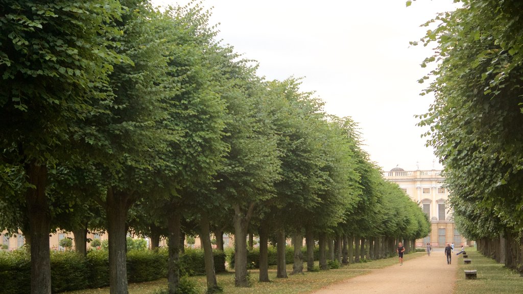 Schloss Charlottenburg que inclui um parque e um pequeno castelo ou palácio