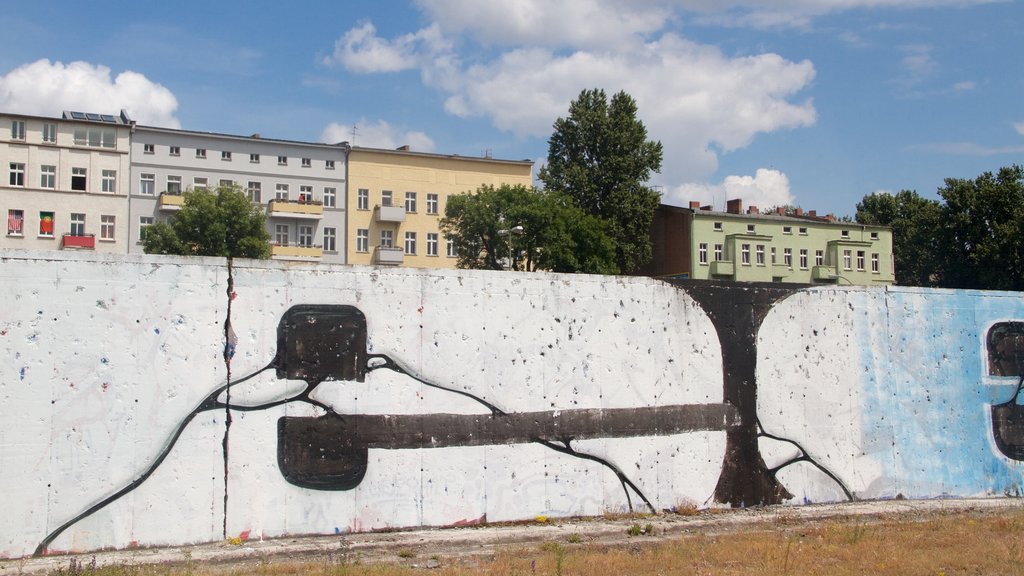 Treptow que incluye arte al aire libre y arte