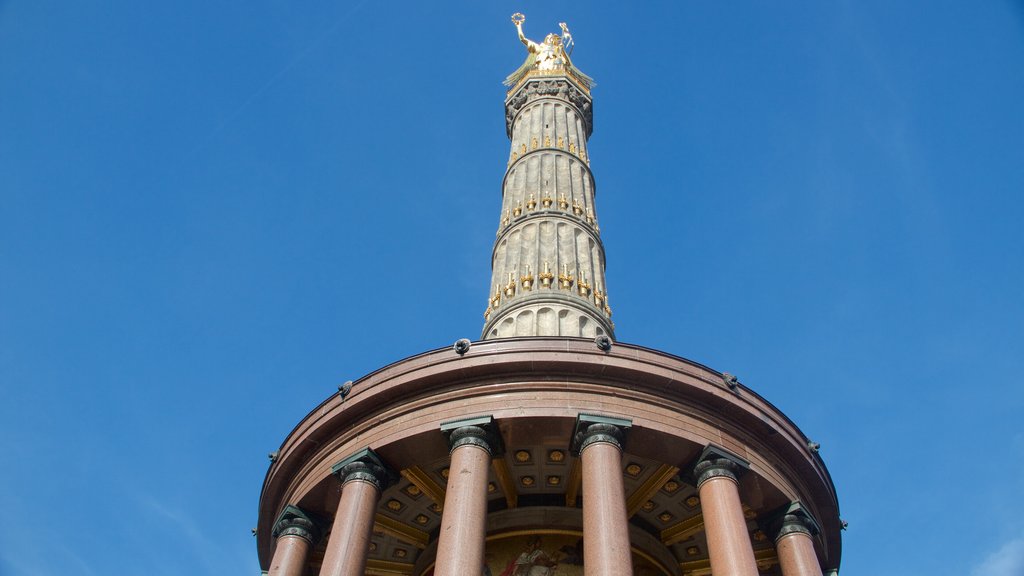 Coluna da Vitória caracterizando uma estátua ou escultura, elementos de patrimônio e um monumento