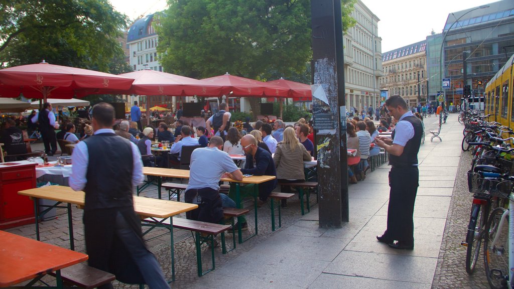 Plaza Hackescher Markt ofreciendo comer al aire libre y también un gran grupo de personas