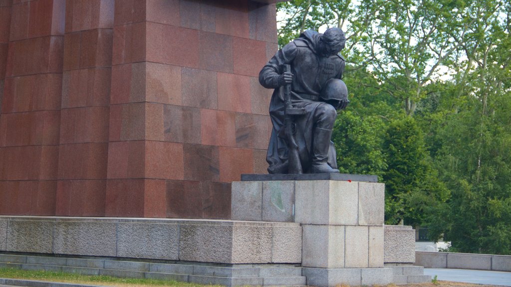 Berlín ofreciendo jardín y una estatua o escultura