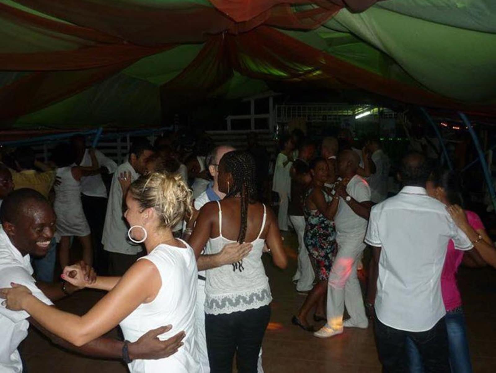 Les Guadeloupéens Se Cachent Pour être Français