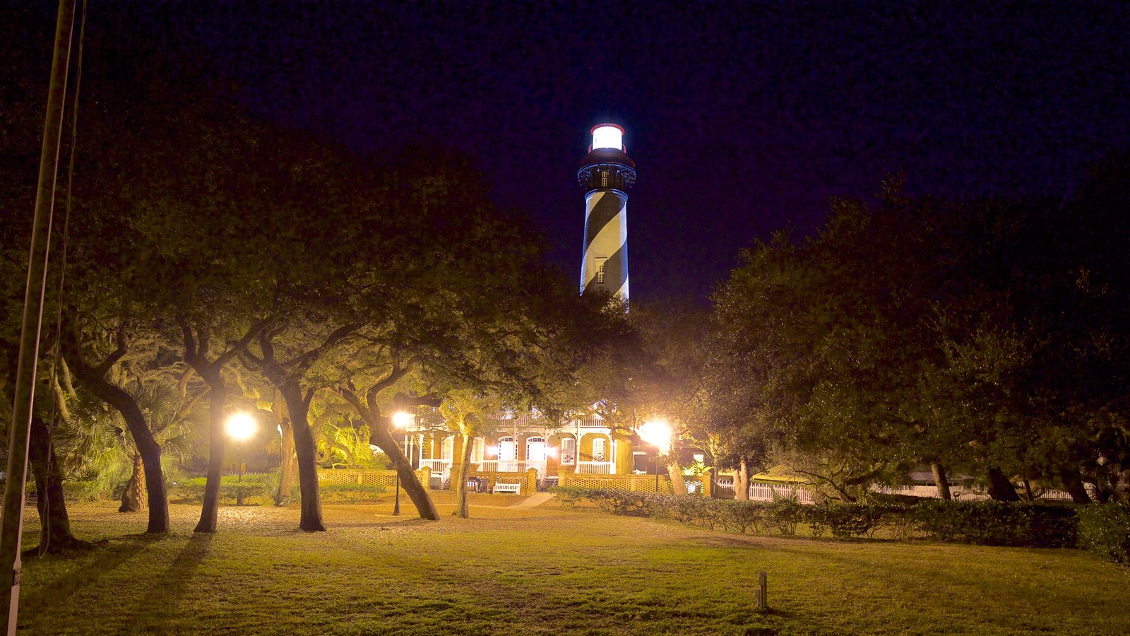 St. Augustine Lighthouse and Museum qui includes scènes de soirée et un phare
