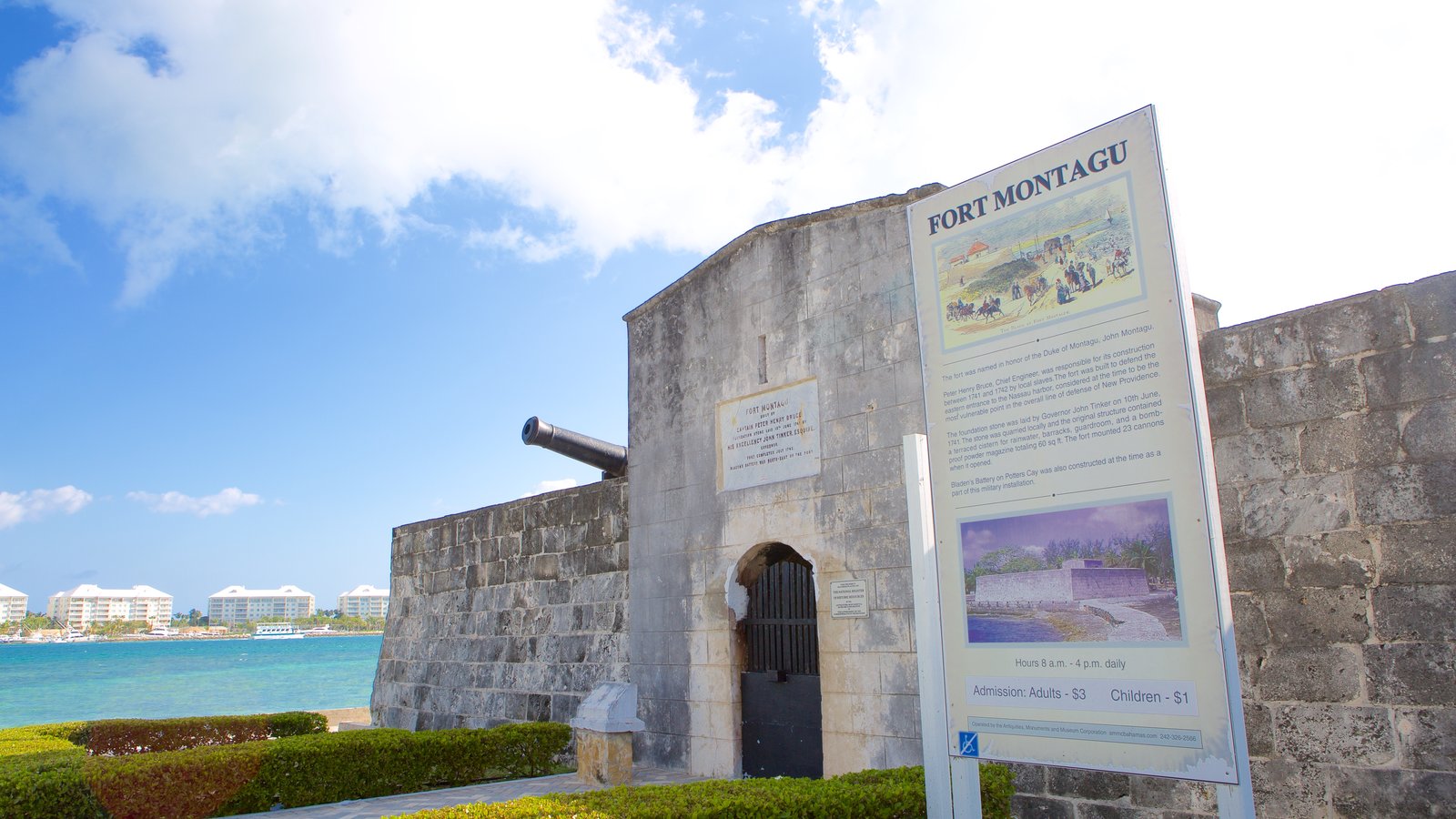 Fuerte Montagu ofreciendo vistas de una costa, elementos patrimoniales y señalización