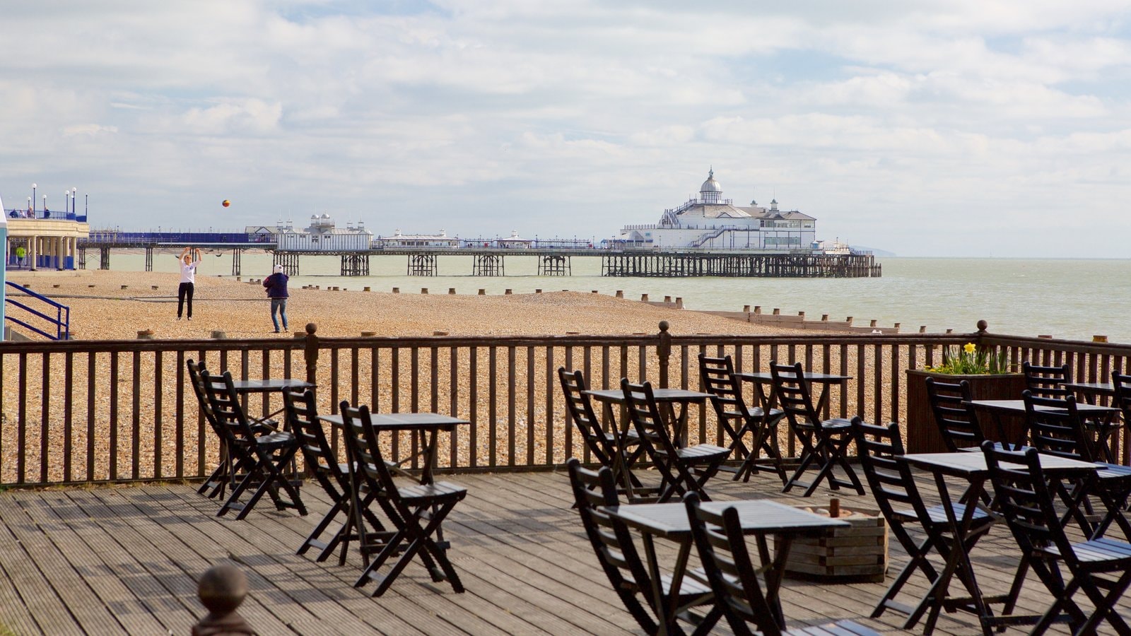 Eastbourne ofreciendo vistas de una costa y comidas al aire libre