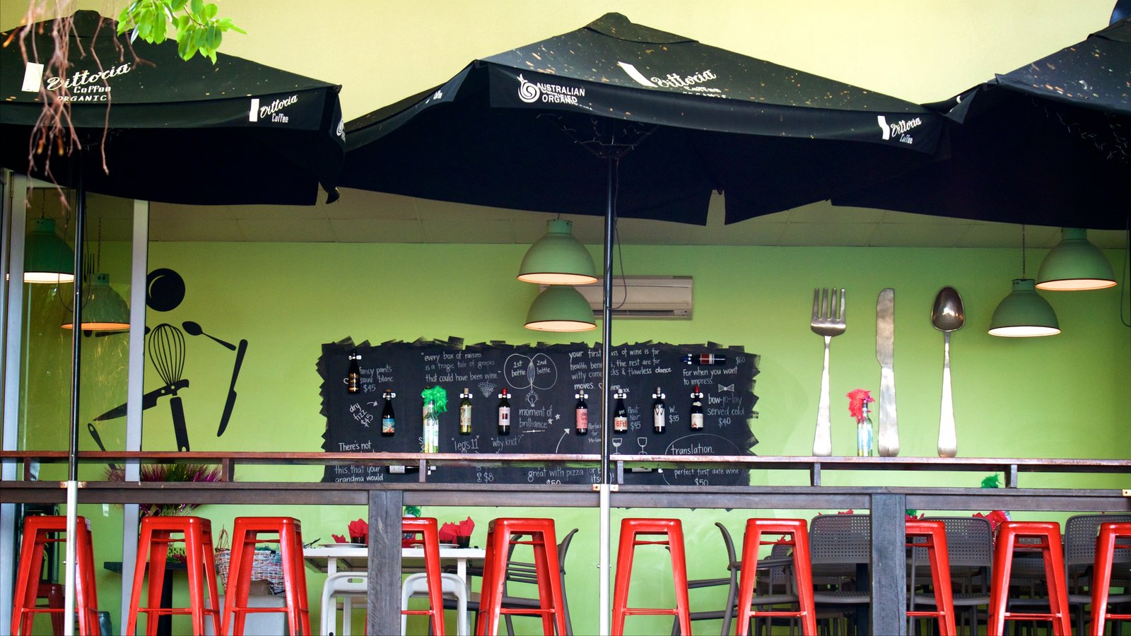 Airlie Beach som inkluderar en strandbar, al fresco-restauranger och caféer