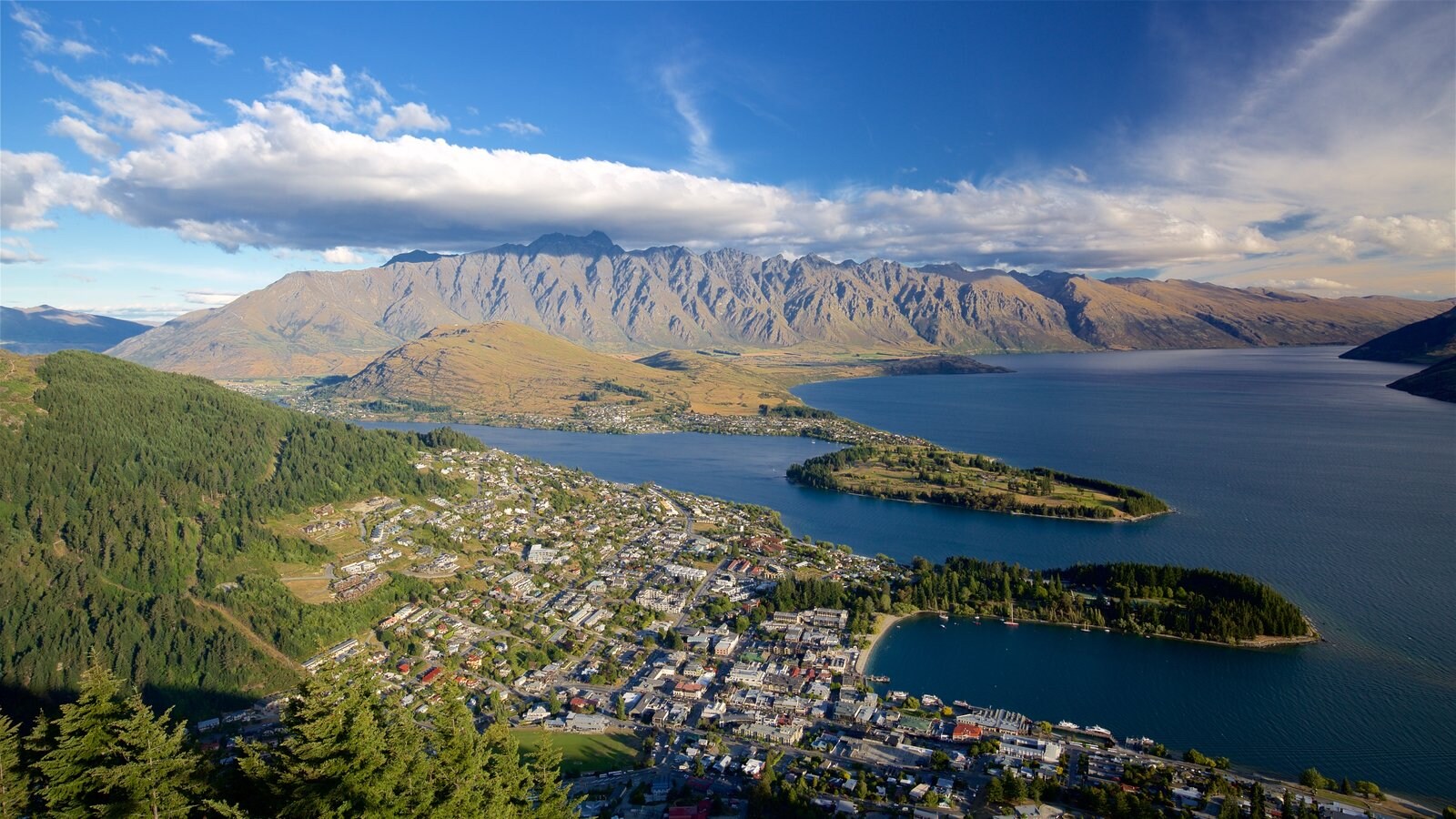 Queenstown mostrando vistas panorámicas, montañas y un pueblo