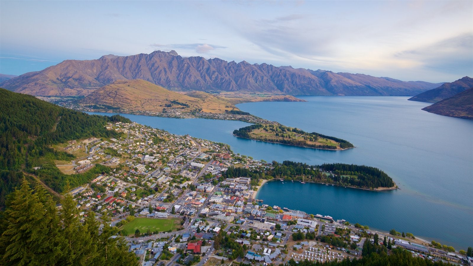 Queenstown ofreciendo un pueblo, un río o arroyo y un atardecer