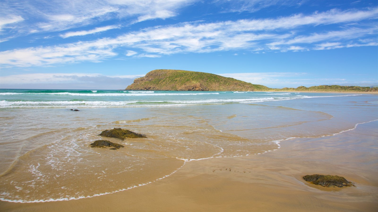 Cannibal Bay Beach que incluye olas, una playa y una bahía o un puerto
