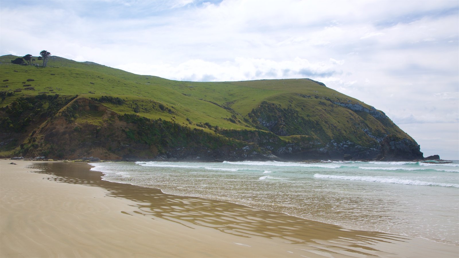 Cannibal Bay Beach ofreciendo litoral accidentado, una playa y surf