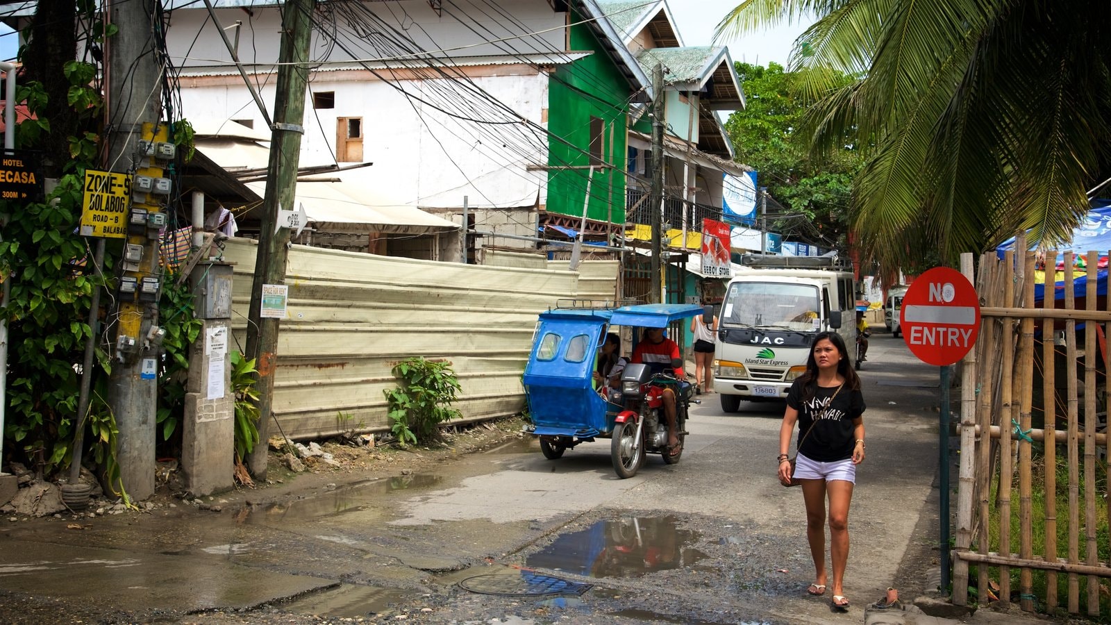 Boracay que incluye escenas cotidianas y también una mujer
