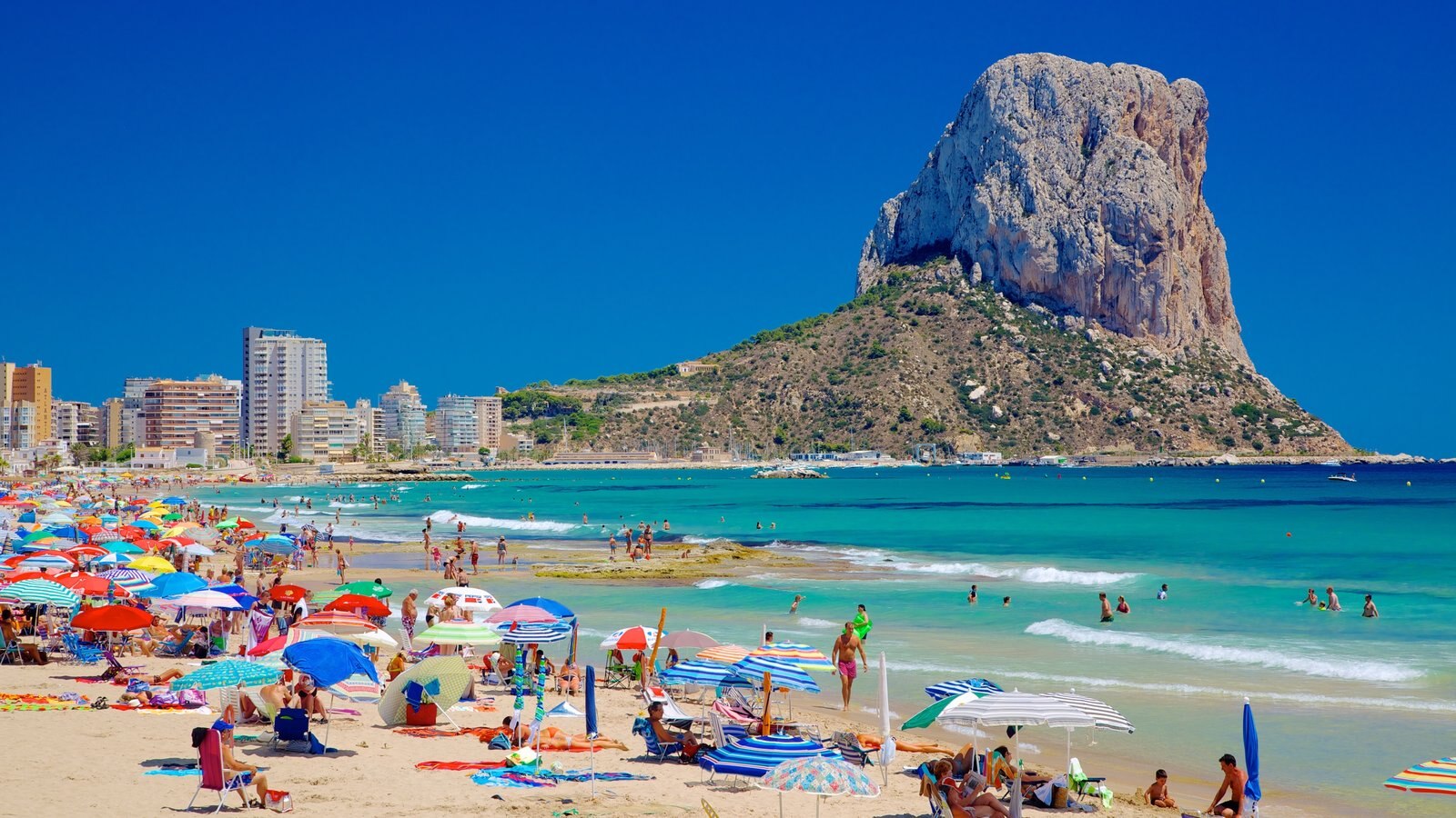Benidorm bevat een zandstrand en ook een grote groep mensen