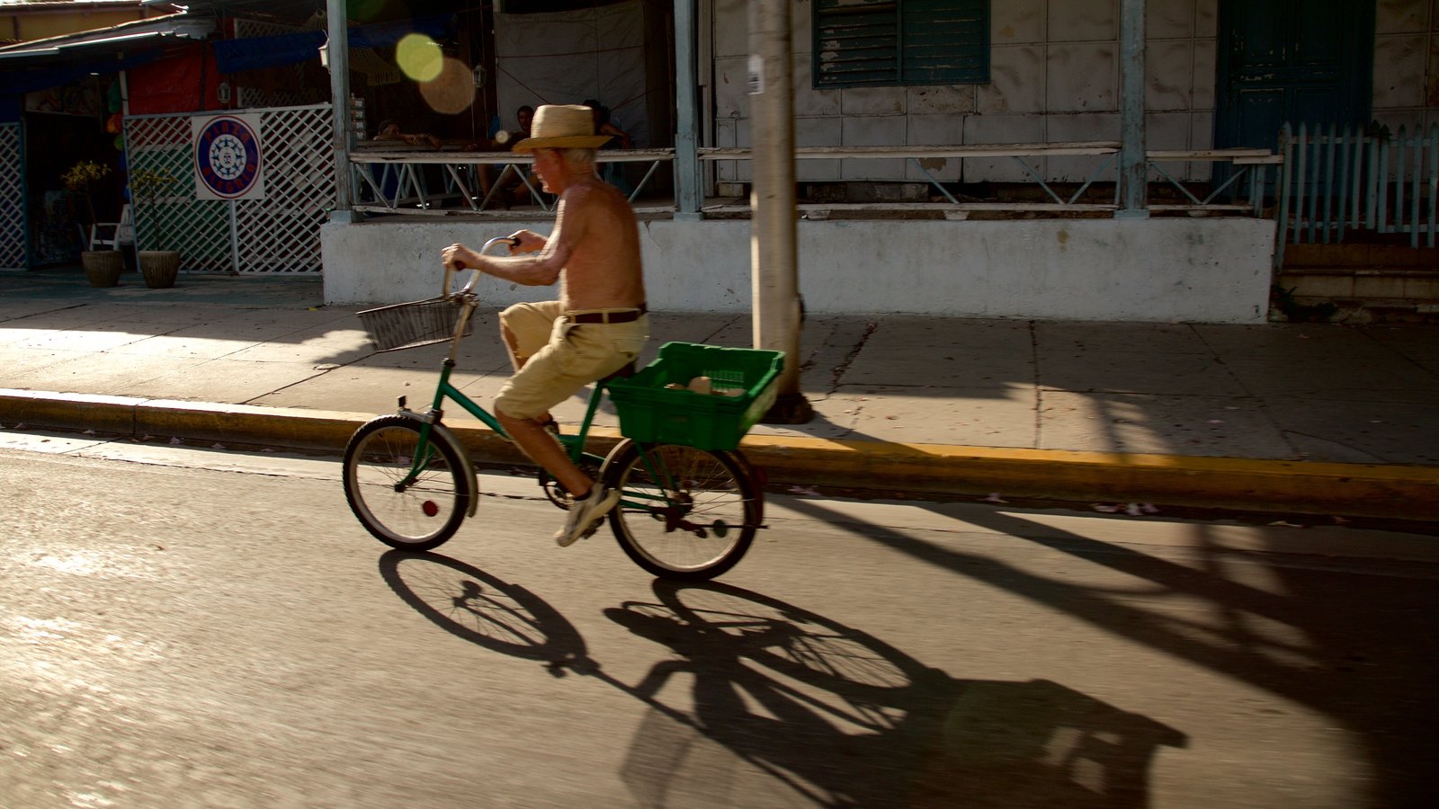 Varadero ofreciendo escenas cotidianas y ciclismo de carretera y también un hombre