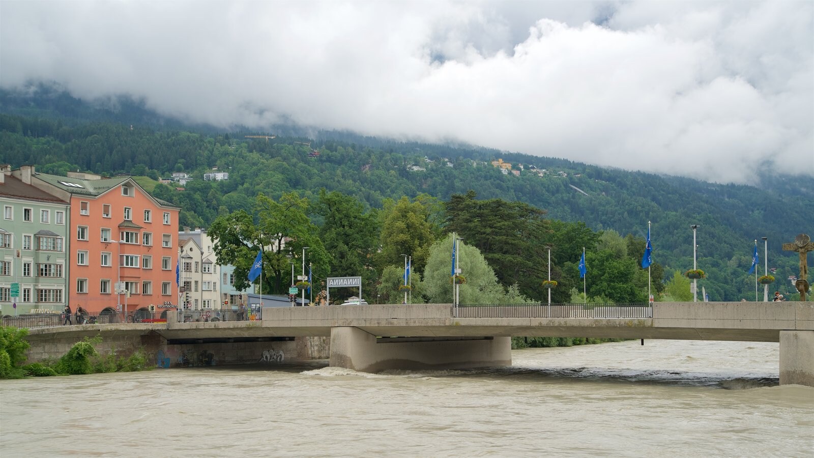 อินส์บรุค เนื้อเรื่องที่ สะพาน, ทิวทัศน์ที่เงียบสงบ และ หมอก