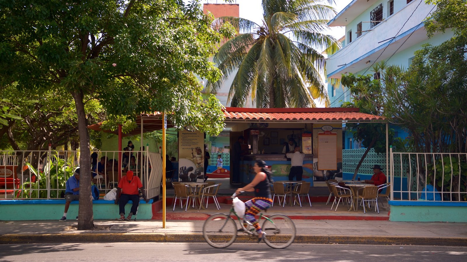 Varadero mostrando ciclismo de carretera y también una mujer