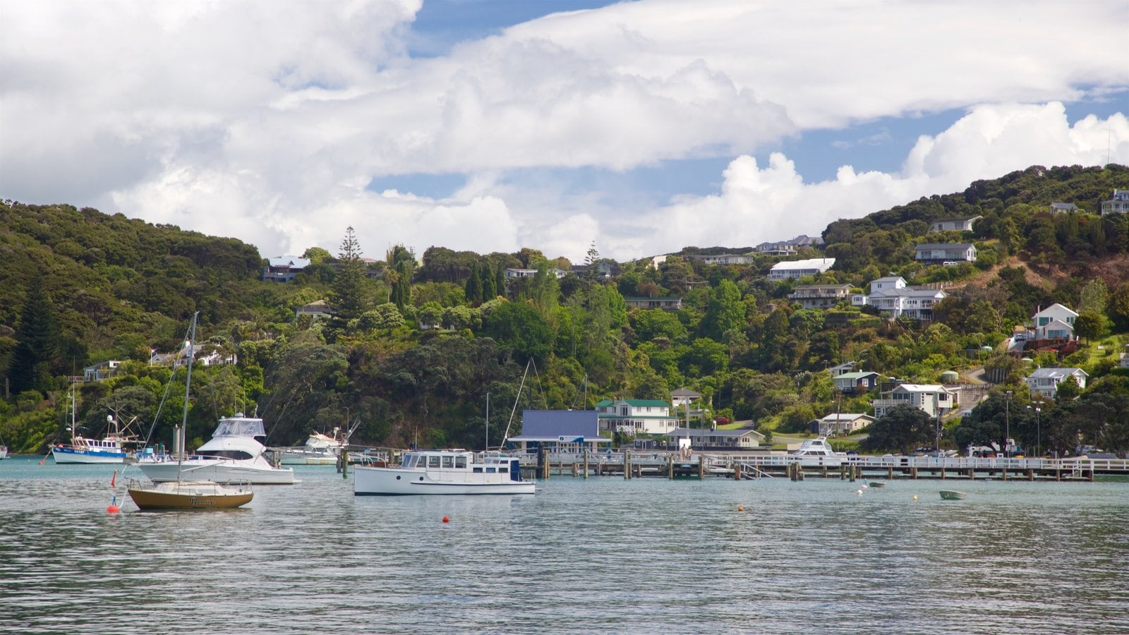 Russell que incluye una bahía o un puerto y un pueblo