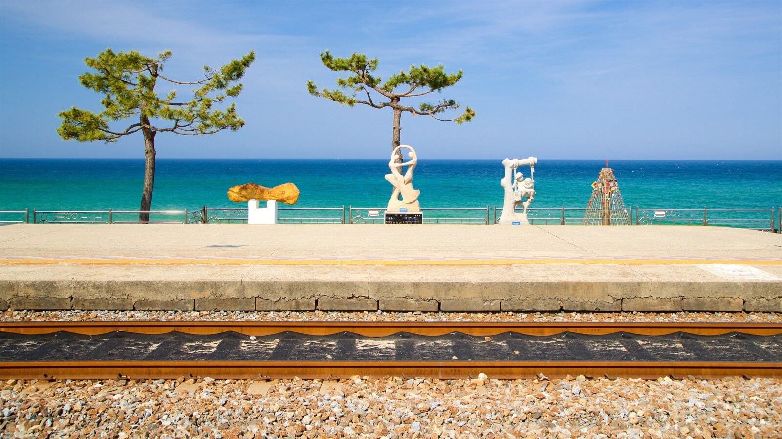 Gangneung แสดง สิ่งของเกี่ยวกับการรถไฟ, ชายฝั่งทะเล และ ศิลปะกลางแจ้ง