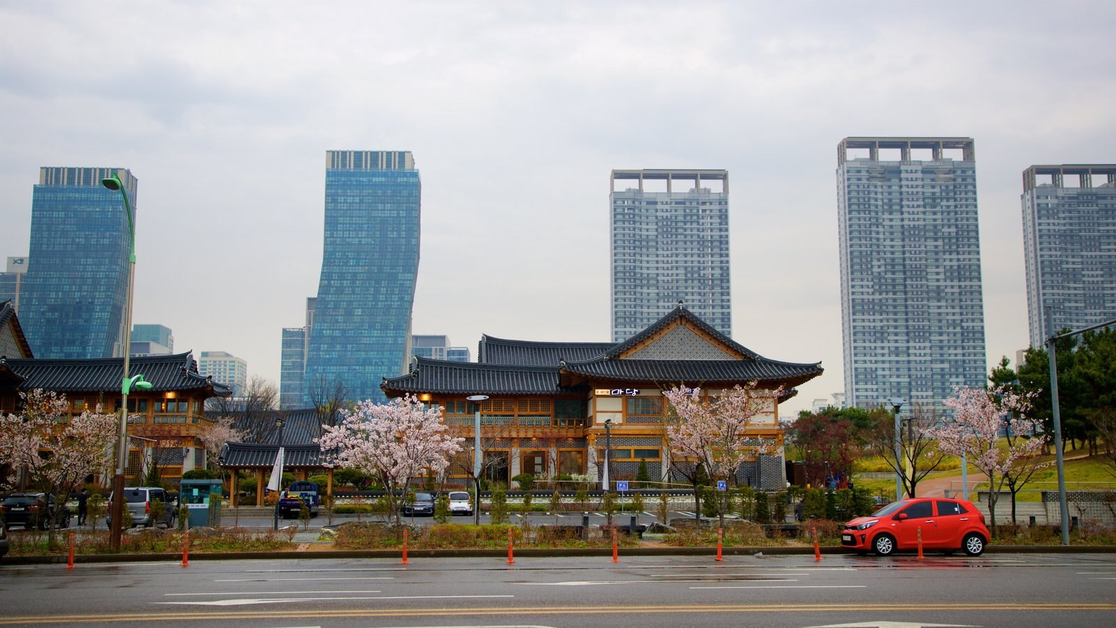 Incheon som inkluderar blommor, en skyskrapa och en stad