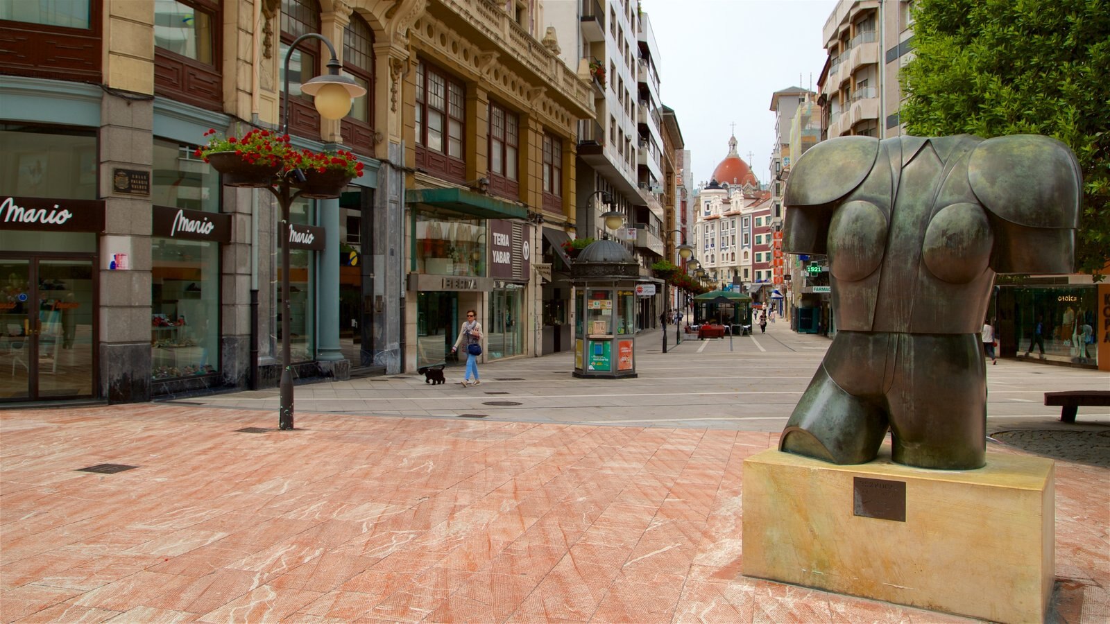 Oviedo which includes outdoor art and a city