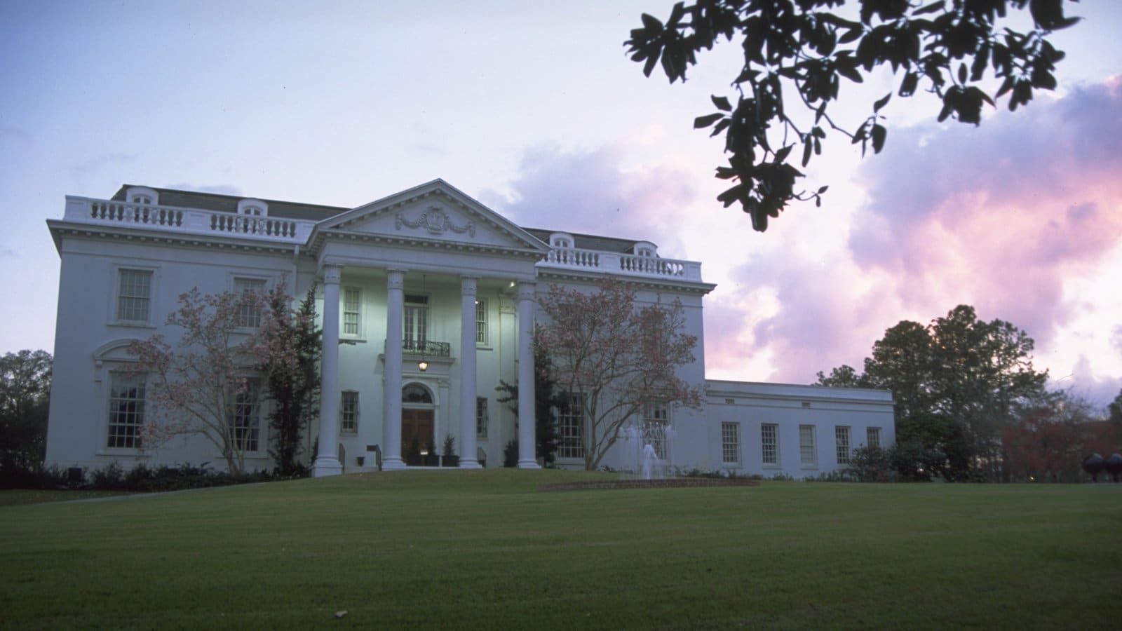 Baton Rouge which includes heritage architecture