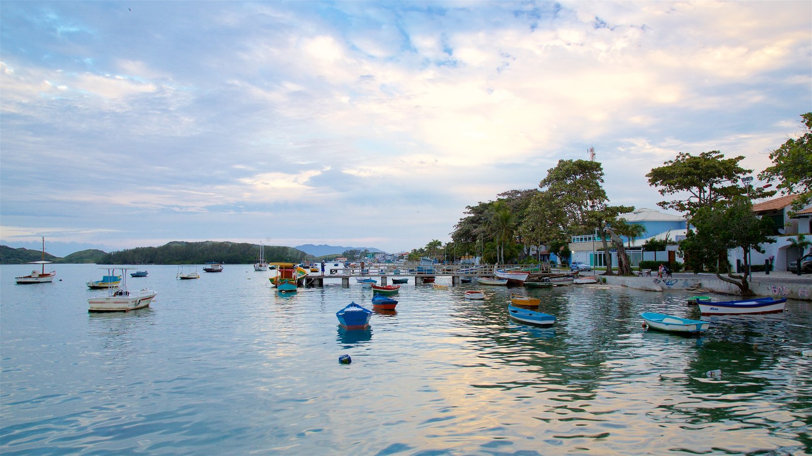 Cabo Frio toont een kuststadje en een baai of haven