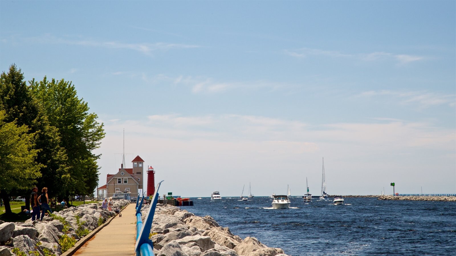 Muskegon ofreciendo embarcaciones y vistas de una costa