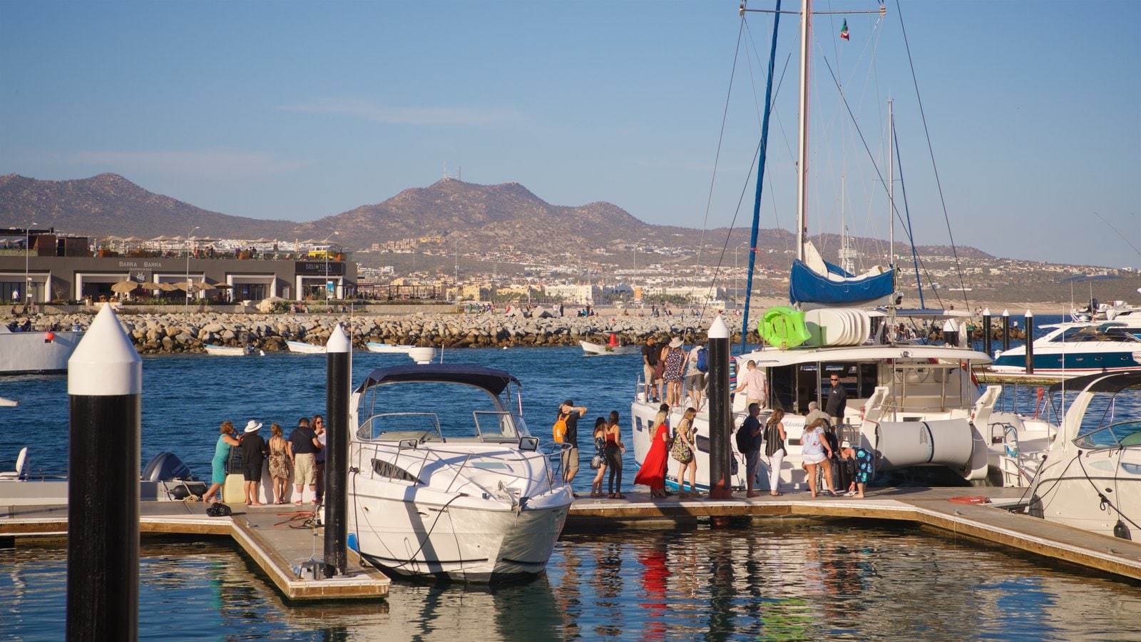 Marina que incluye una bahía o un puerto y también un grupo pequeño de personas