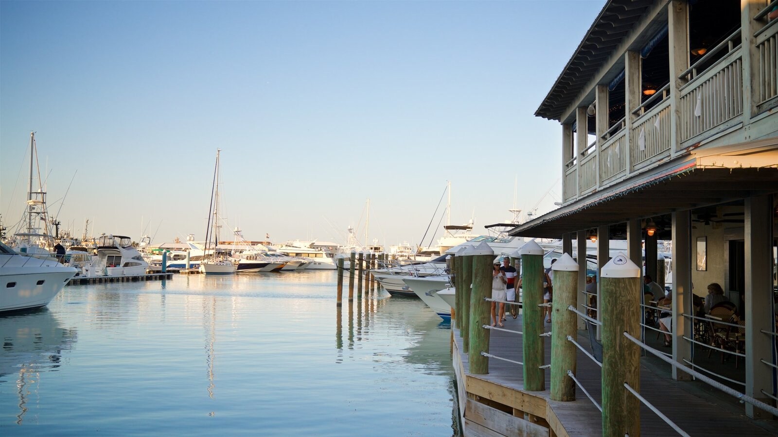 Key West presenterar en solnedgång och en hamn eller havsbukt