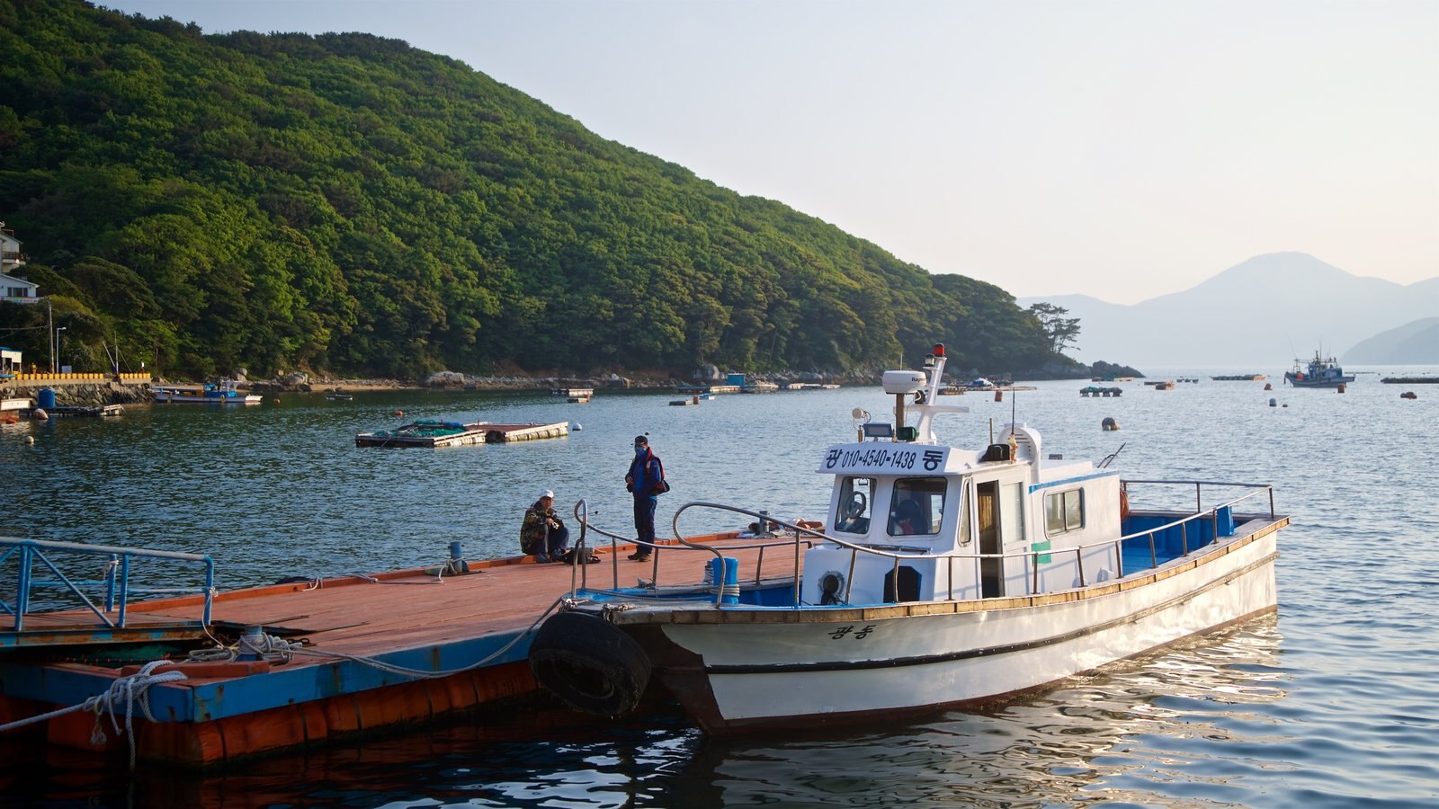 Changwon toont een baai of haven en een rivier of beek