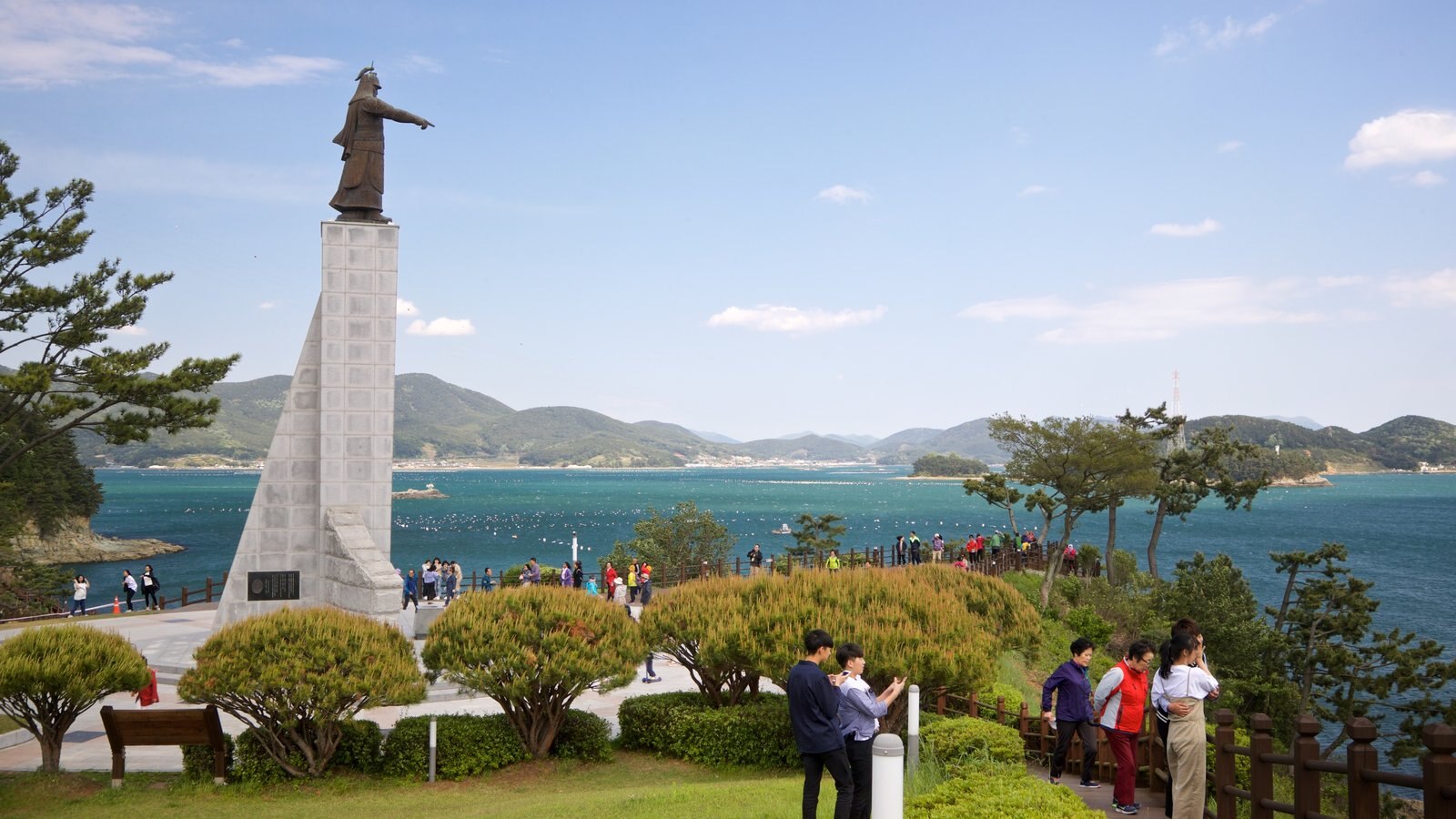 Tongyeong som visar kustutsikter och ett monument