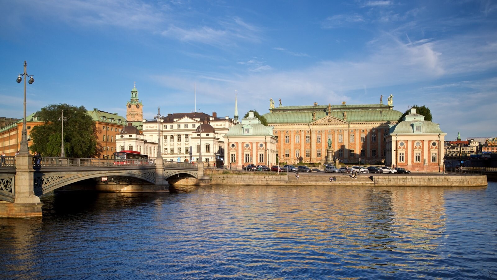Gamla Stan inclusief historische architectuur, een brug en een rivier of beek