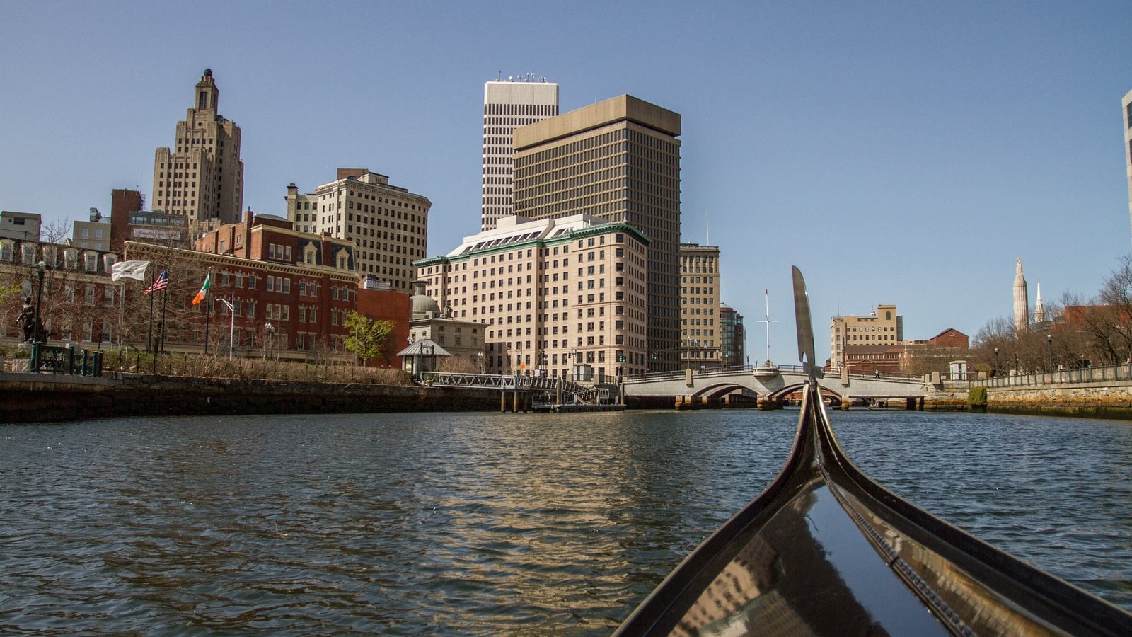 Providence que incluye una bahía o un puerto, una ciudad y embarcaciones