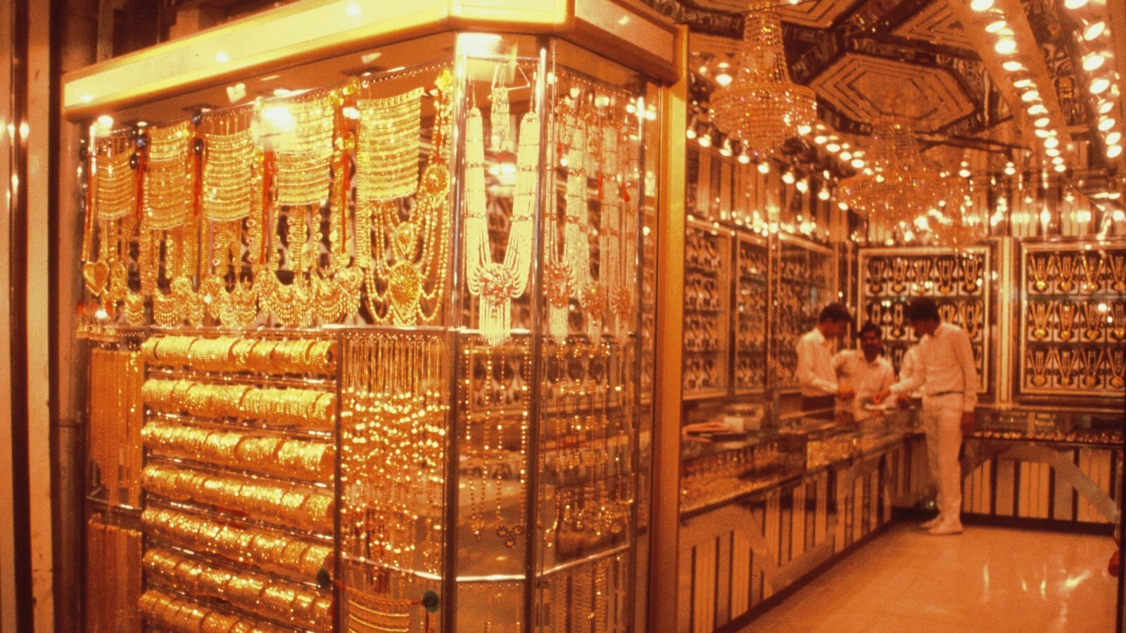 Голден дубай. Gold Souk Дубай. Золотой рынок Gold Souk. Золотой рынок (Dubai City of Gold). Г.Дейра Дубай золотой рынок.