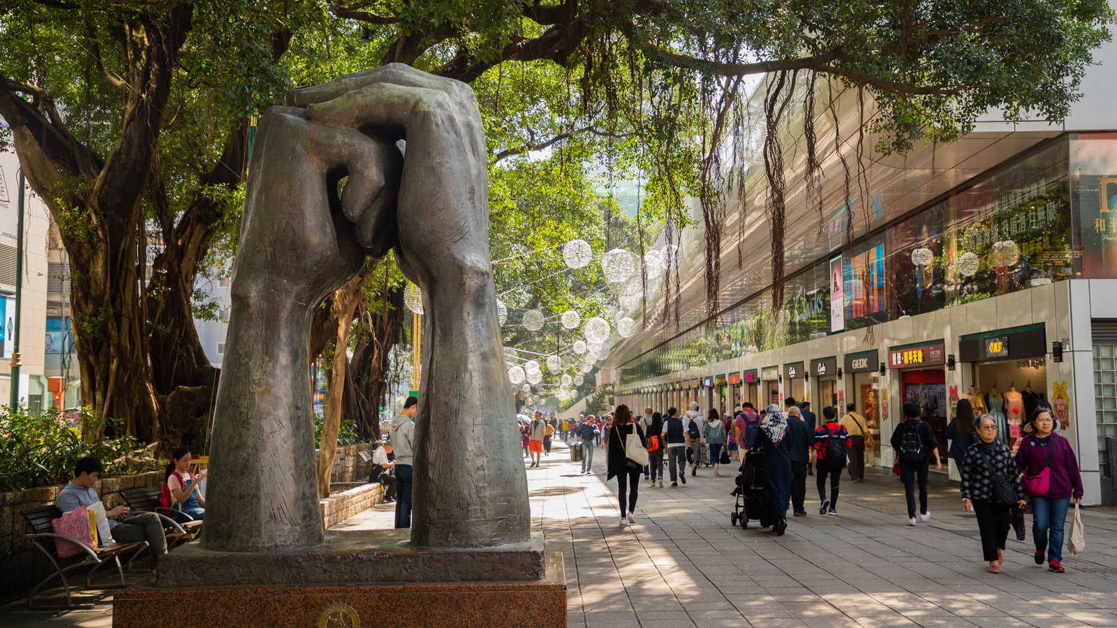 Tsim Sha Tsui showing outdoor art and street scenes