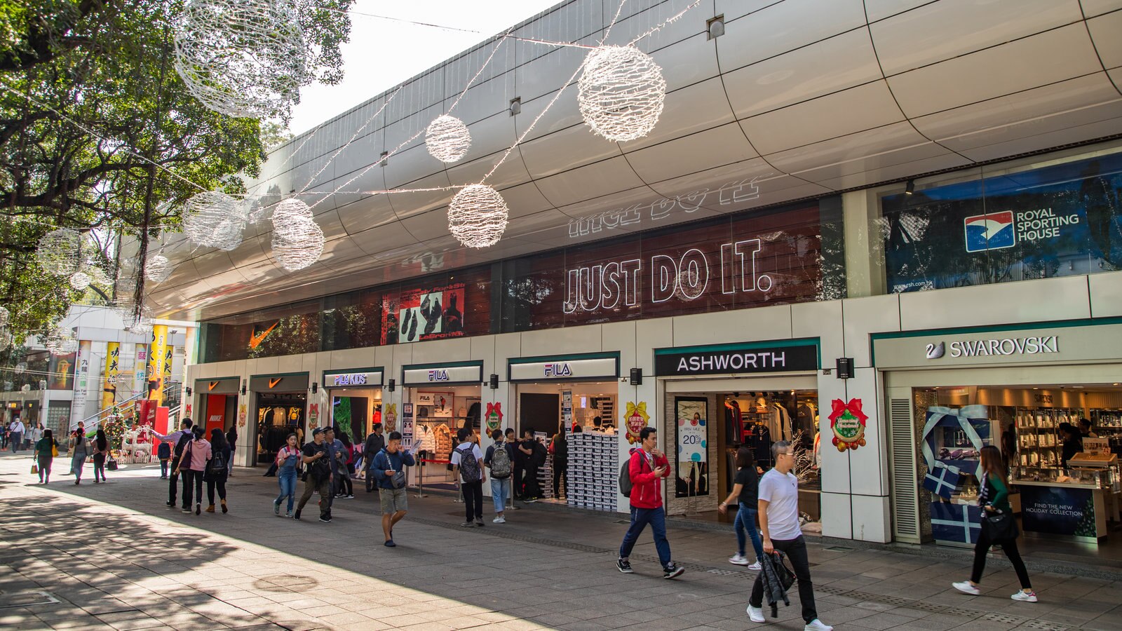 Tsim Sha Tsui which includes shopping and street scenes