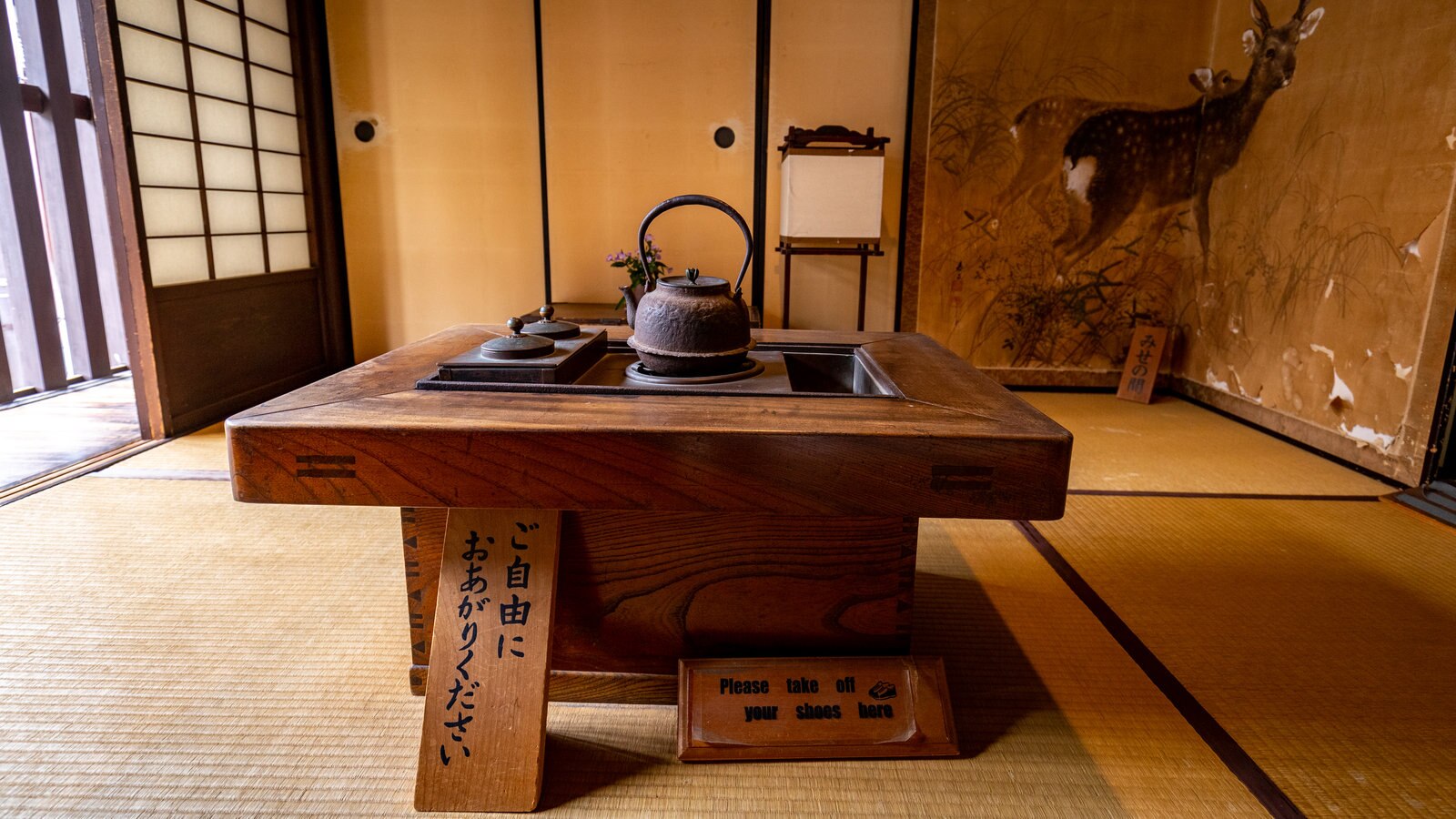 Japan presenterar historiska element, skyltar och konst