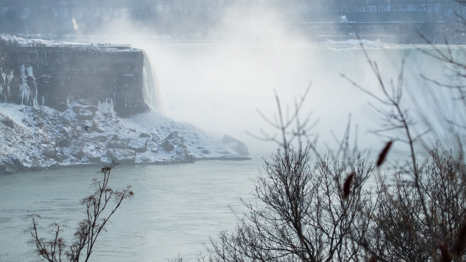 Niagara Falls , Kanada presenterar en kaskad och dimma