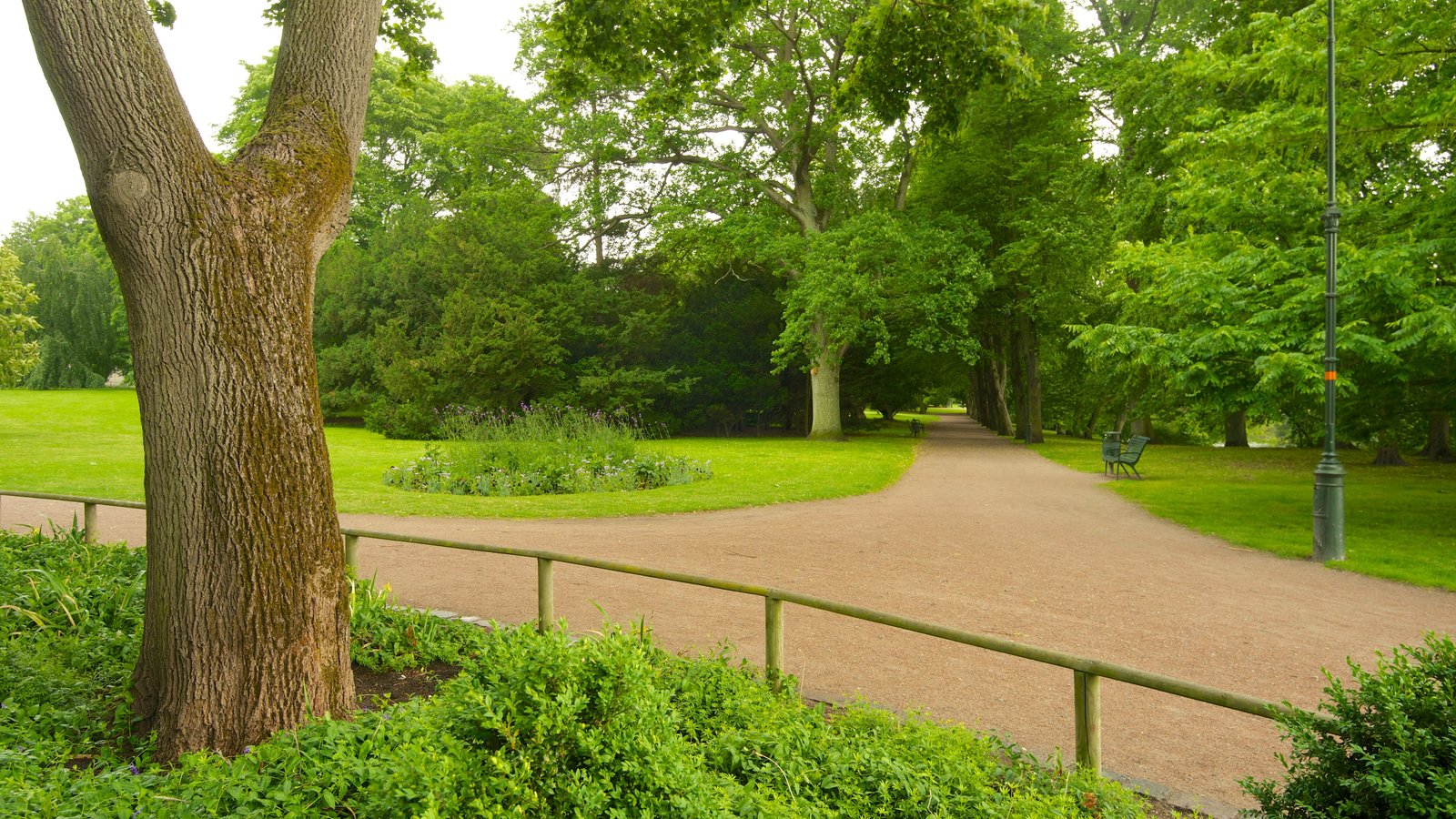 Castle park. Слоттспаркен (Slottsparken, Дворцовый парк). Королевский дворец в парке Слоттспаркен.