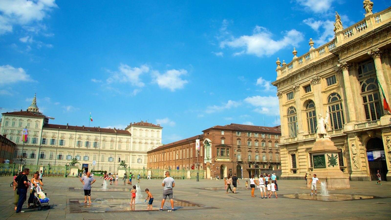 Turín mostrando una plaza, una fuente y arquitectura patrimonial