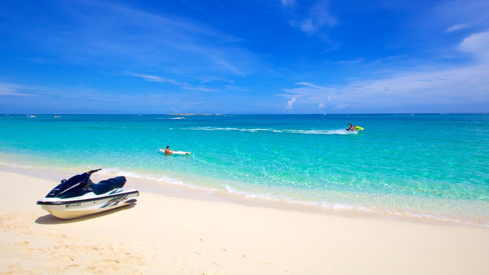 Cabbage Beach que incluye vista panorámica, jet ski y una playa