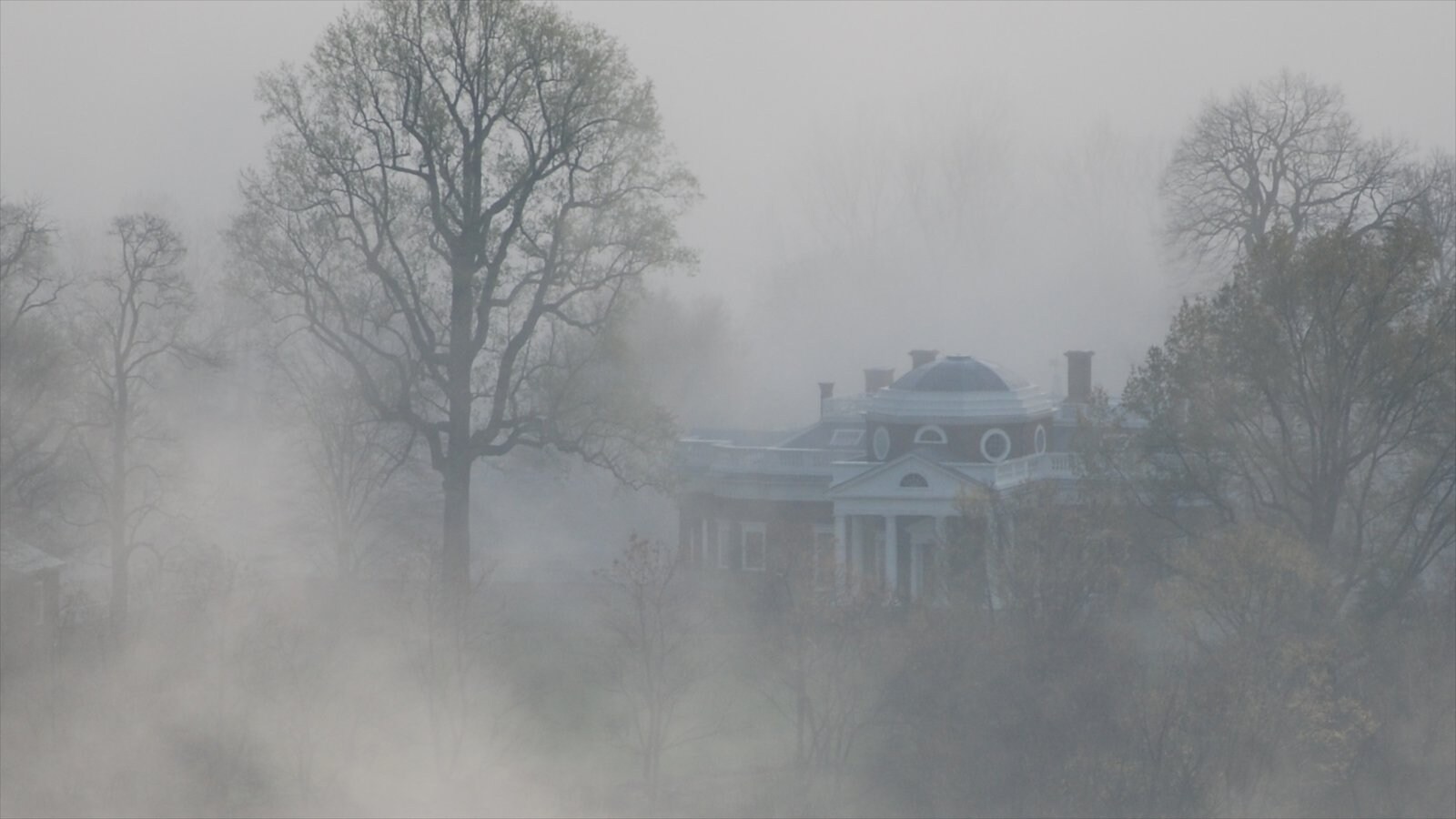 Virginia ofreciendo una casa, arquitectura patrimonial y niebla